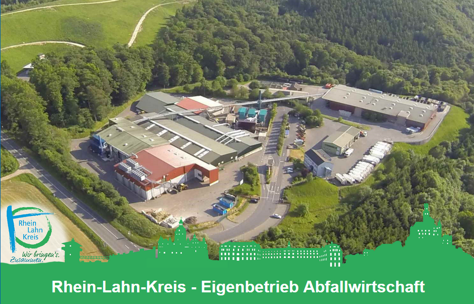 Das Foto zeigt das Abfallwirtschaftszentrum Rhein-Lahn aus der Vogelperspektive von oben. Der Schriftzug unterm Bild sagt weiß auf grün 